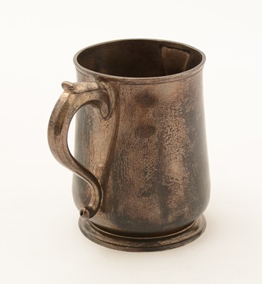 Lot 63 - An early 18th Century Chanel Islands silver mug
