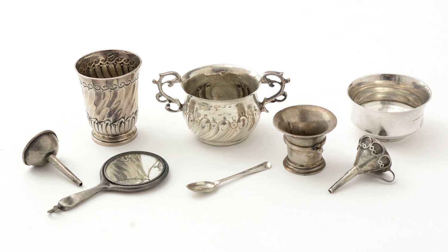 Lot 39 - A small group of miniature silver pieces