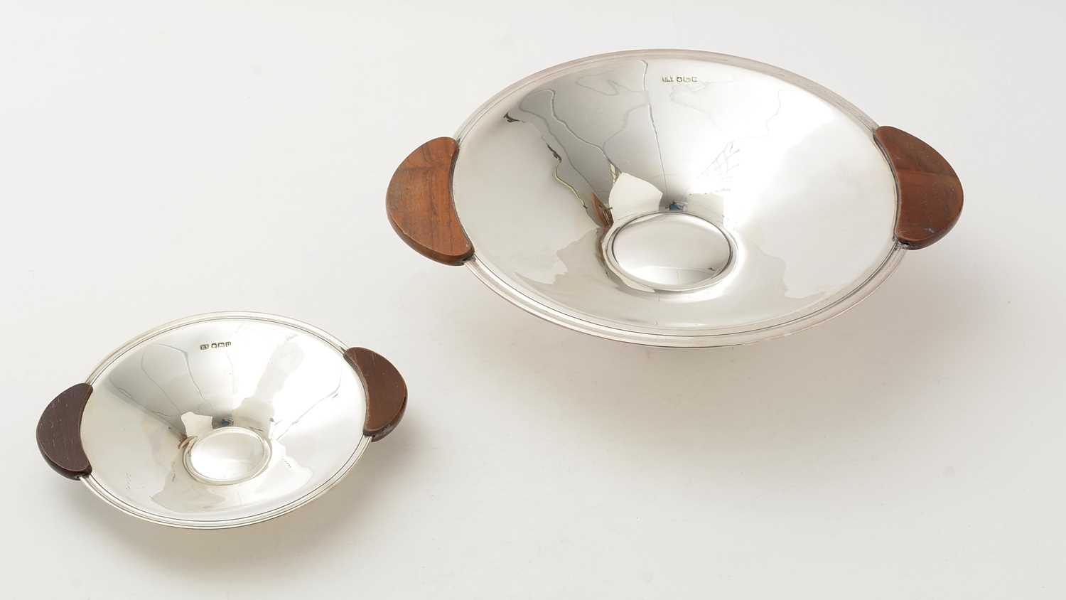 Lot 7 - A graduated pair of silver dishes