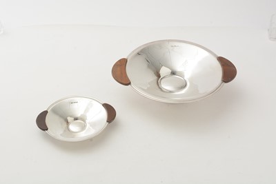 Lot 7 - A graduated pair of silver dishes