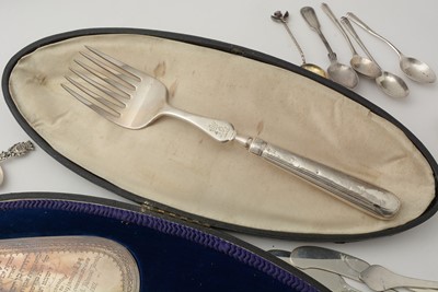 Lot 43 - An Edwardian silver trowel; small silver spoons; and a set of six American butter spreaders