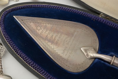 Lot 43 - An Edwardian silver trowel; small silver spoons; and a set of six American butter spreaders