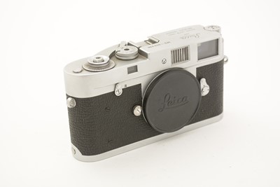 Lot 800 - A Leica M2 camera