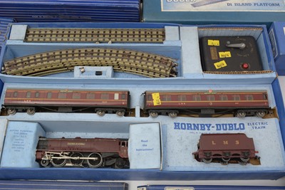 Lot 87 - Hornby Dublo 00-gauge electric train set, and other items