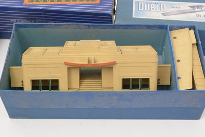 Lot 87 - Hornby Dublo 00-gauge electric train set, and other items
