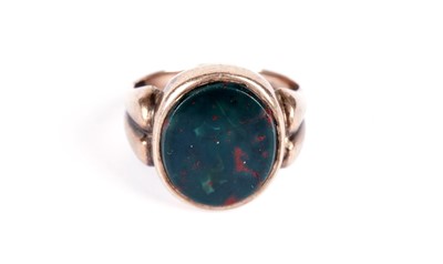 Lot 501 - A Victorian bloodstone signet ring