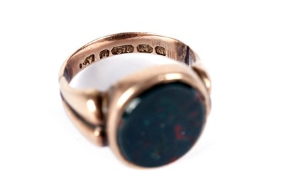 Lot 501 - A Victorian bloodstone signet ring