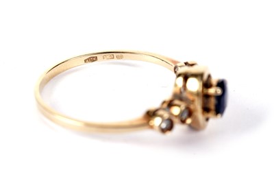 Lot 515 - A sapphire and diamond ring
