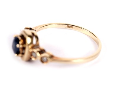 Lot 515 - A sapphire and diamond ring
