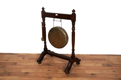 Lot 6 - An early 20th Century oak and brass dinner gong