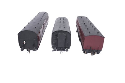 Lot 32 - Three 0-gauge kit-built carriages