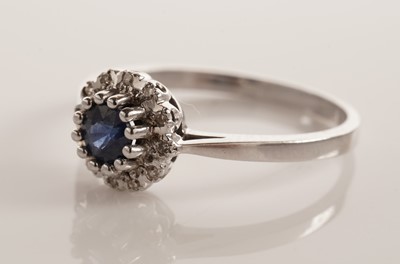 Lot 118 - A sapphire and diamond cluster ring