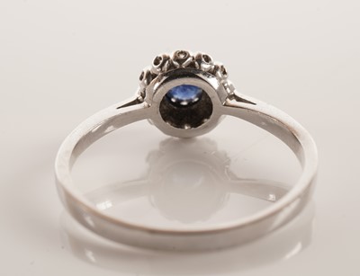 Lot 118 - A sapphire and diamond cluster ring