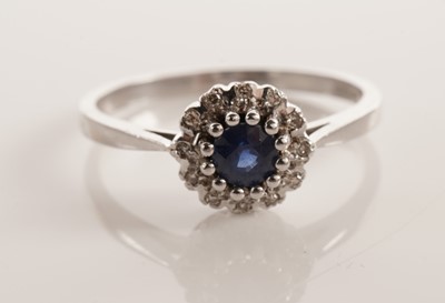 Lot 118 - A sapphire and diamond cluster ring