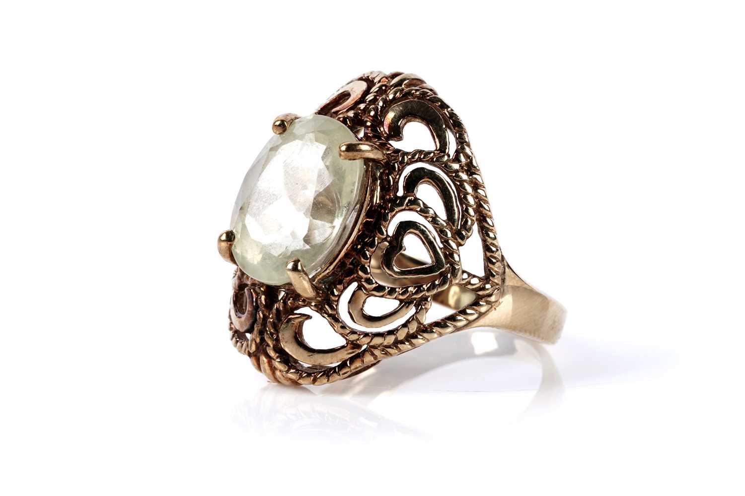 Lot 121 - A yellow gemstone set single stone ring