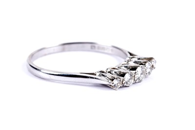 Lot 33 - A diamond five stone ring