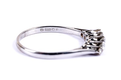 Lot 33 - A diamond five stone ring