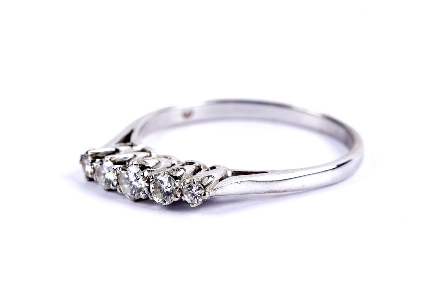 Lot 33 - A diamond five stone ring