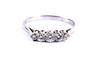 Lot 33 - A diamond five stone ring