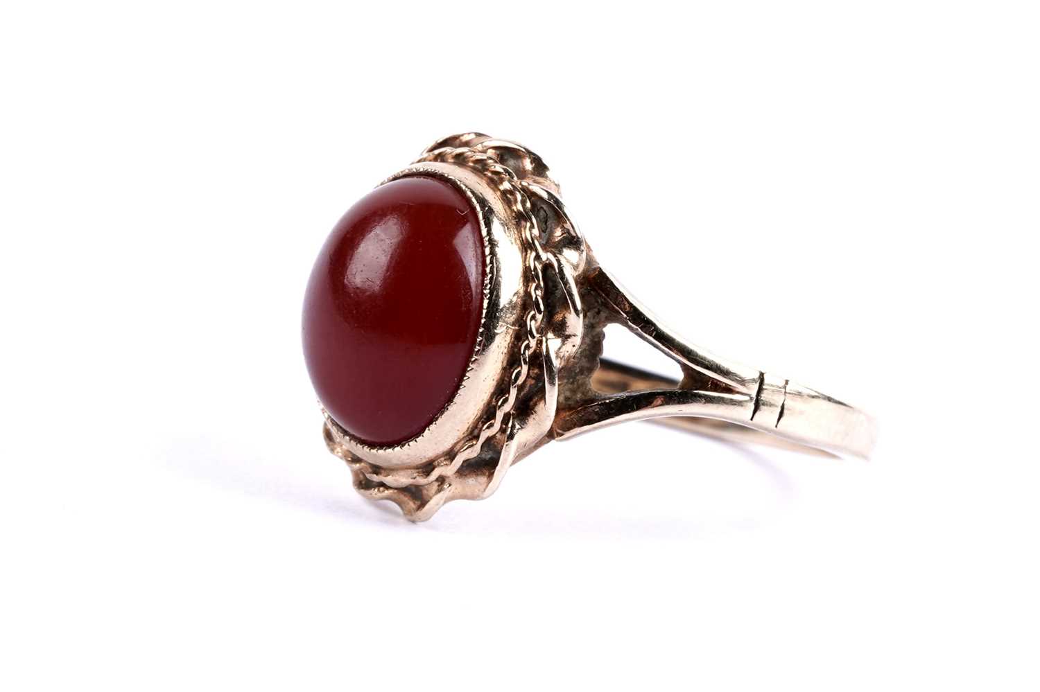 Lot 79 - A carnelian cabochon ring