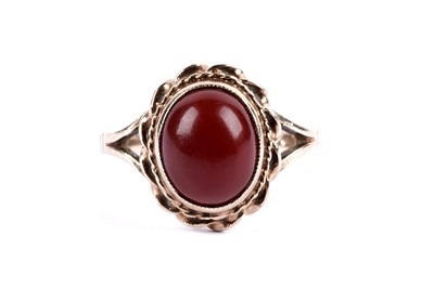 Lot 79 - A carnelian cabochon ring