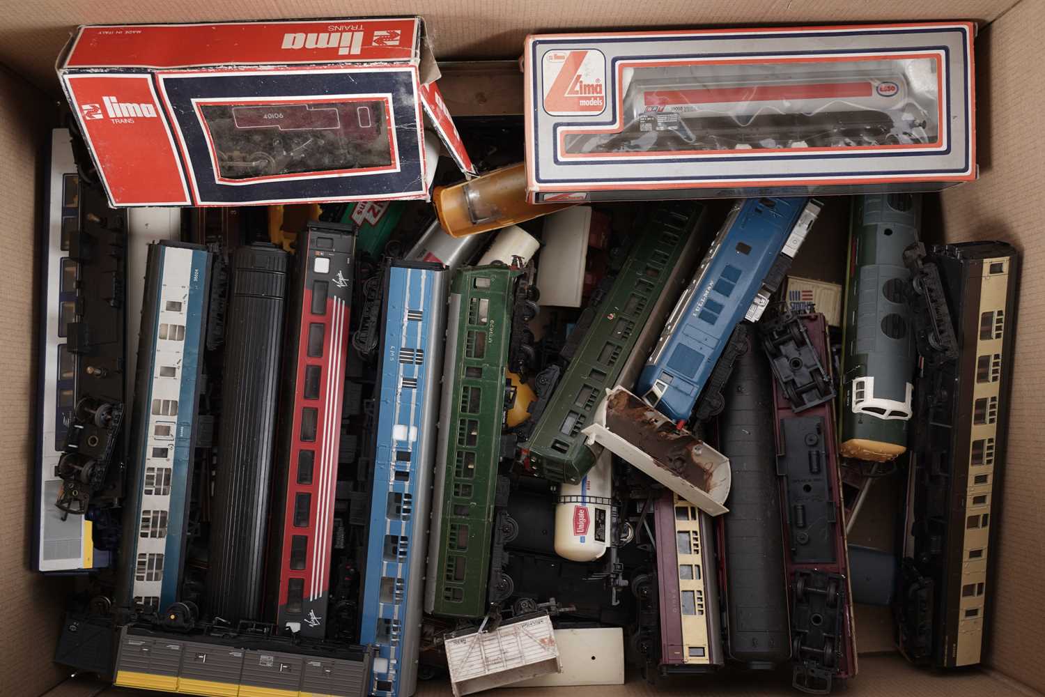 Lot 39 - A collection of 00-gauge rolling stock; and other loose parts