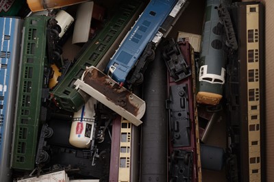 Lot 39 - A collection of 00-gauge rolling stock; and other loose parts