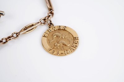Lot 596 - A selection of gold and other jewellery