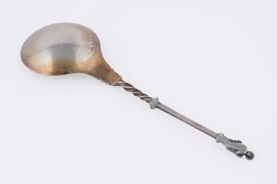 Lot 10 - A Victorian cased pair of silver parcel-gilt fruit serving spoons and matching sugar sifter spoon