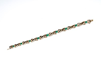 Lot 531 - An emerald and 18ct yellow gold bracelet