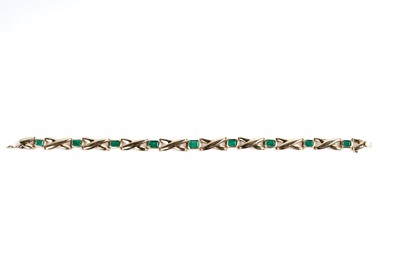 Lot 531 - An emerald and 18ct yellow gold bracelet