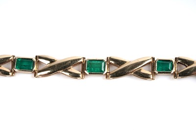 Lot 531 - An emerald and 18ct yellow gold bracelet