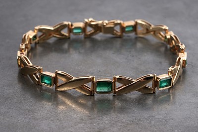 Lot 531 - An emerald and 18ct yellow gold bracelet