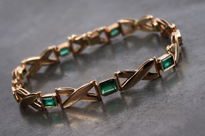 Lot 531 - An emerald and 18ct yellow gold bracelet