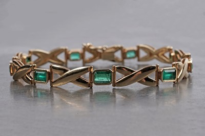 Lot 531 - An emerald and 18ct yellow gold bracelet