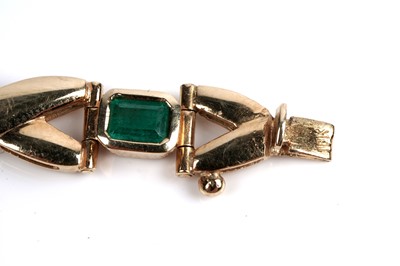 Lot 531 - An emerald and 18ct yellow gold bracelet