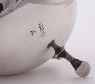 Lot 87 - A pair of George V silver sauceboats