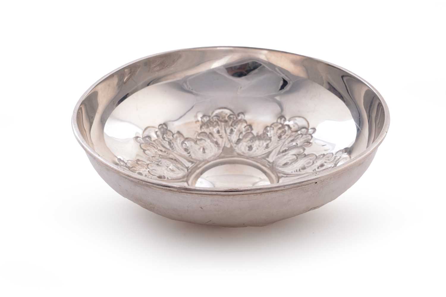 Lot 16 - An Elizabeth I shallow silver dish