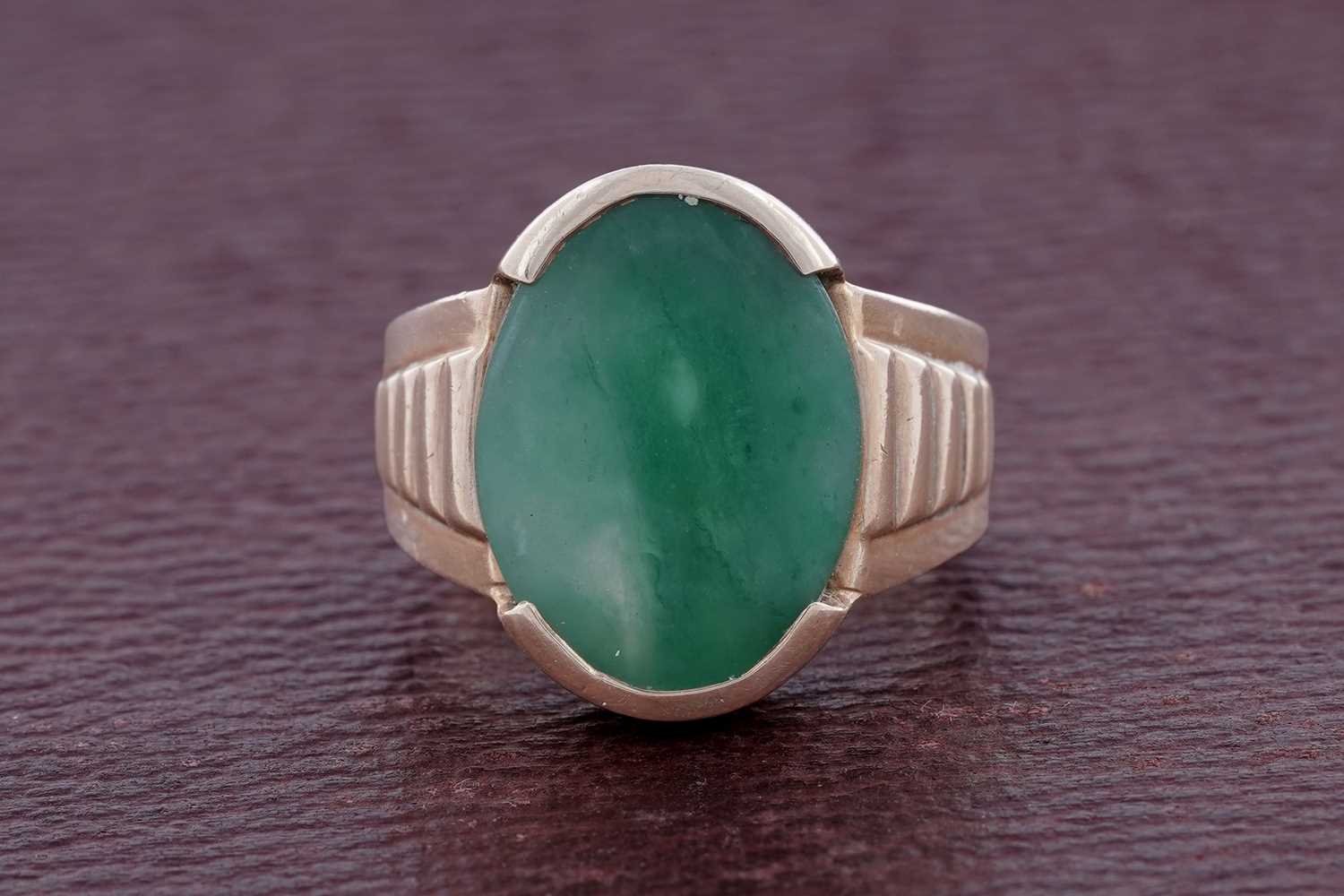 Lot 76 - A modern jade Streamline style signet ring