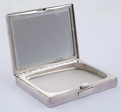 Lot 46 - A late 20th Century Italian silver powder compact