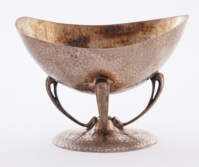 Lot 98 - An Edwardian art nouveau silver bonbon dish