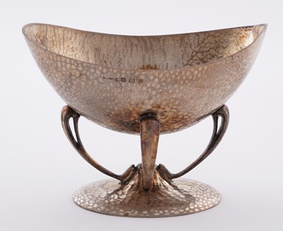 Lot 98 - An Edwardian art nouveau silver bonbon dish