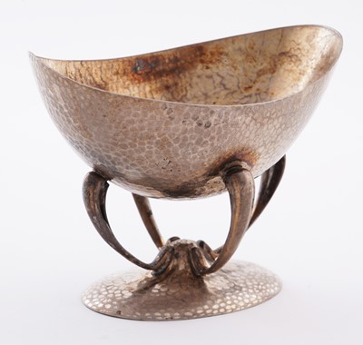 Lot 98 - An Edwardian art nouveau silver bonbon dish