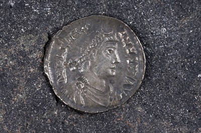 Lot 372 - Three Roman coins: Magnus Maximus Siliqua, Trier