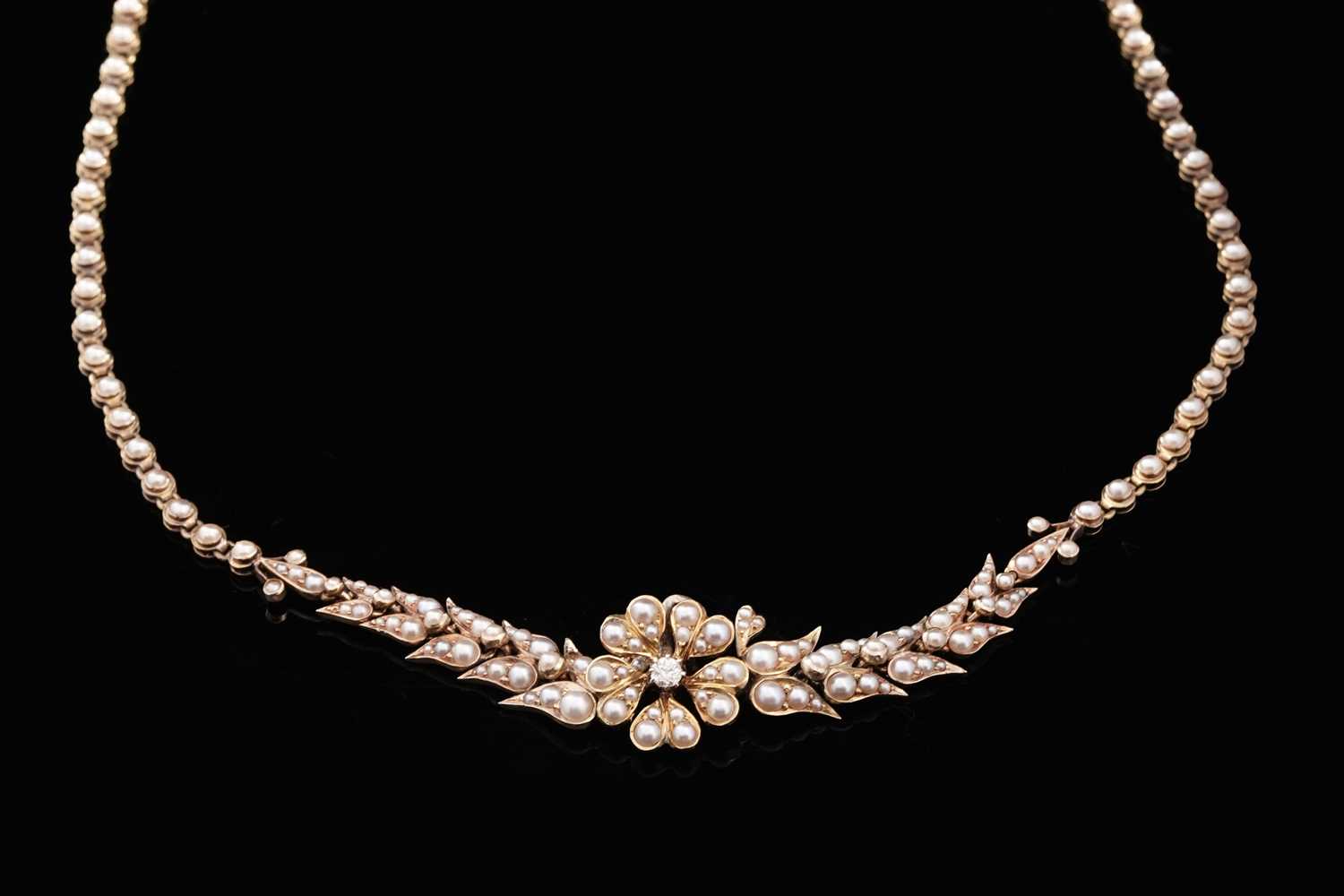 Lot 686 - A late Victorian half-pearl and diamond necklace