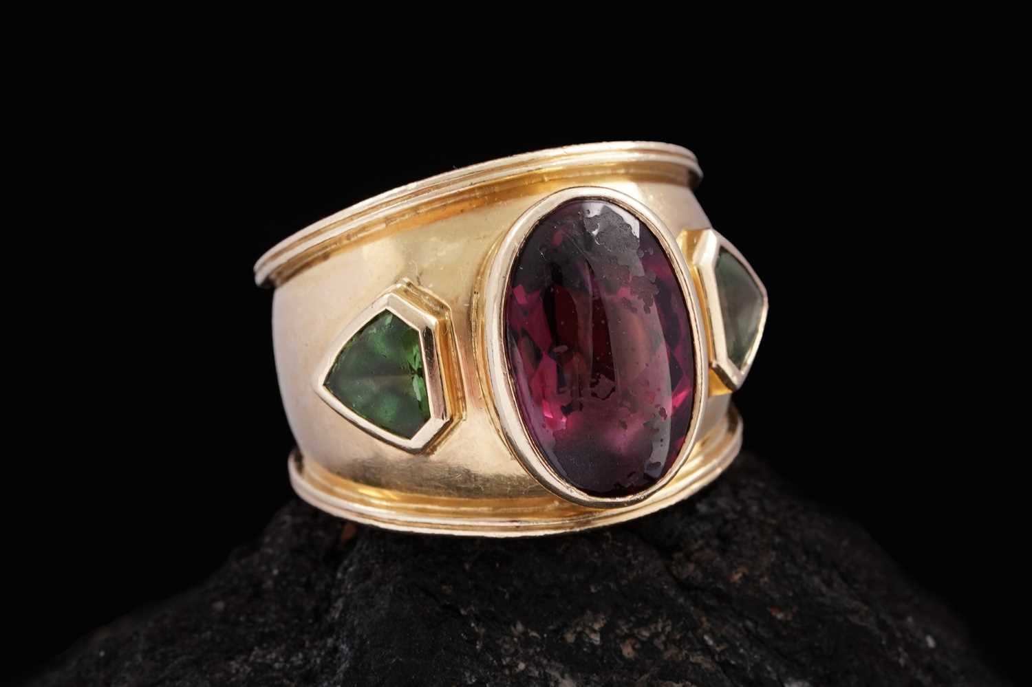 Lot 708 - Theo Fennell: a red and green tourmaline and 18ct yellow gold ring