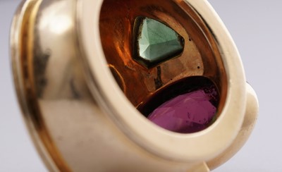 Lot 708 - Theo Fennell: a red and green tourmaline and 18ct yellow gold ring