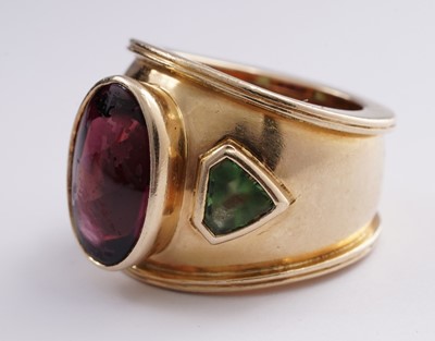 Lot 708 - Theo Fennell: a red and green tourmaline and 18ct yellow gold ring