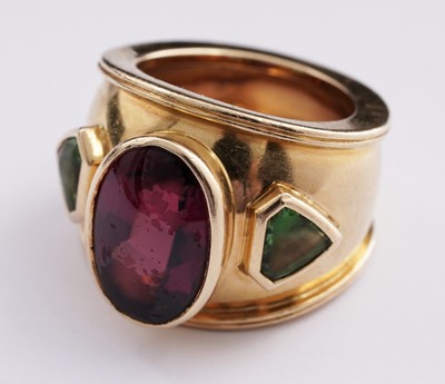 Lot 708 - Theo Fennell: a red and green tourmaline and 18ct yellow gold ring