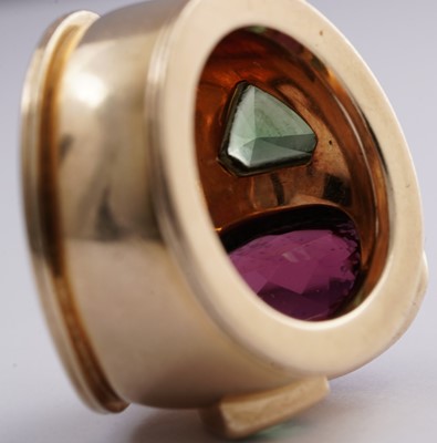 Lot 708 - Theo Fennell: a red and green tourmaline and 18ct yellow gold ring